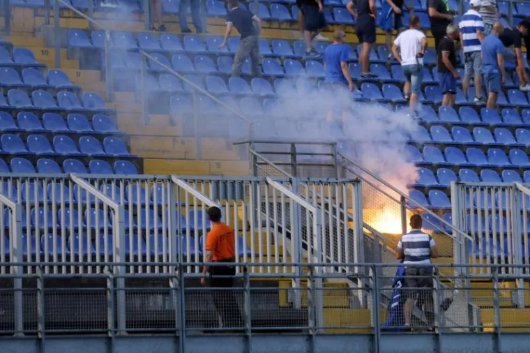 FOTO: Sukob navijača na tribini!