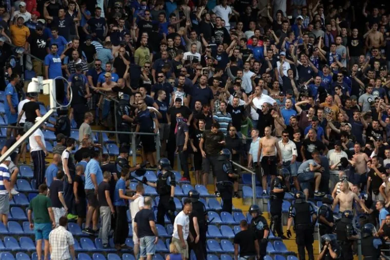 FOTO: Sukob navijača na tribini!
