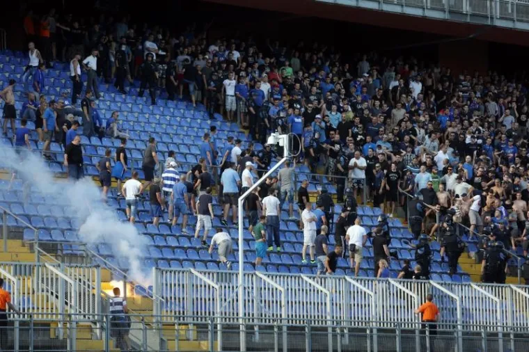 FOTO: Sukob navijača na tribini!