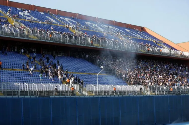 FOTO: Sukob navijača na tribini!