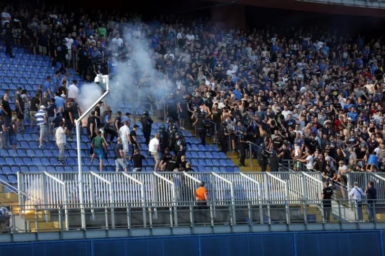 FOTO: Sukob navijača na tribini!