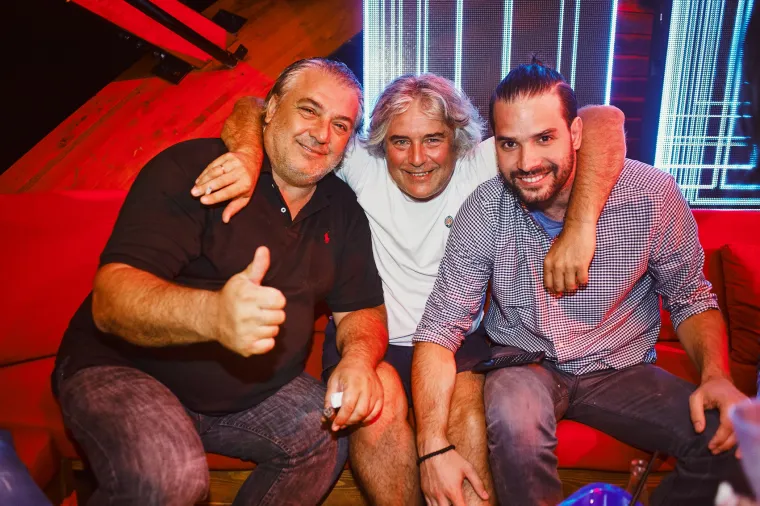 U popularnom klubu NOA na Zrću nedavno se pojavio i legendarni tenisač Boba Živojinović. Pogledajte kako su on i ostatak ekipe sa Zrća uživali na provodu.