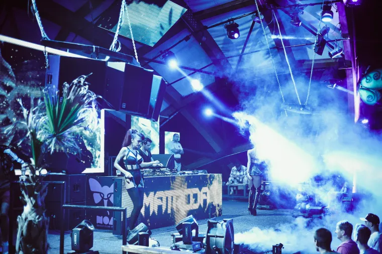 U popularnom klubu NOA na Zrću nedavno se pojavio i legendarni tenisač Boba Živojinović. Pogledajte kako su on i ostatak ekipe sa Zrća uživali na provodu.