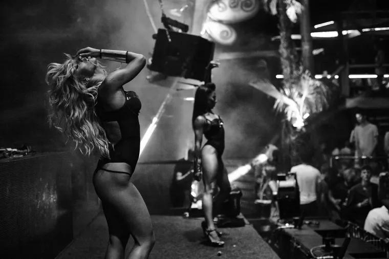 U popularnom klubu NOA na Zrću nedavno se pojavio i legendarni tenisač Boba Živojinović. Pogledajte kako su on i ostatak ekipe sa Zrća uživali na provodu.