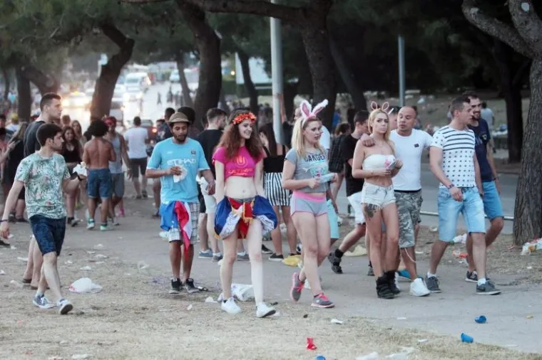 Posjetitelji Ultre umorni odlaze s Poljuda. Očekuju ih novi tulumi na Hvaru, Braču i Visu.