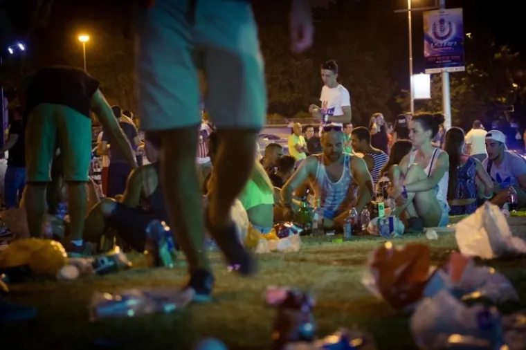 Posjetitelji Ultra Europe 2015 festivala odmaraju ispred stadiona Poljud.