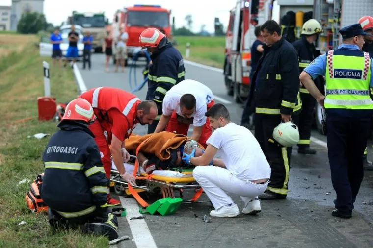 Mercedes je udario u desnu stranu šlepera i oba su završila u kanalima pored cesete.