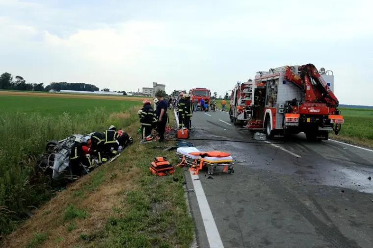 Vatrogascima je trebalo više od pola sata da pomoću hidrauličnih škara izvuku vozača iz smrskanog vozila.
