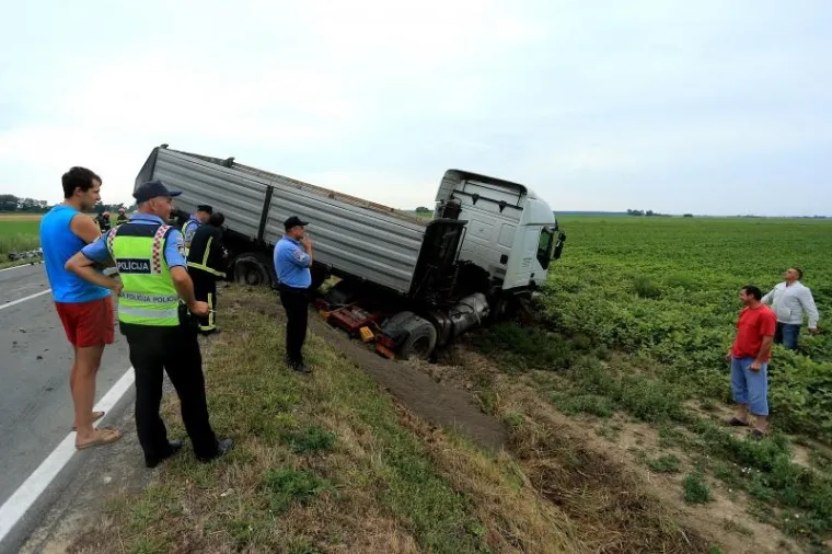 Vozač Mercedesa je, iz jo&scaron; neutvrđenih razloga, naglo skrenuo ulijevo udariv&scaron;i u kamion koji je vozio suprotnom stranom, a istodobno je nai&scaron;ao i &scaron;leper koji je naglo pre&scaron;av&scaron;i u suprotnu traku zavr&scaron;io u kanalu.