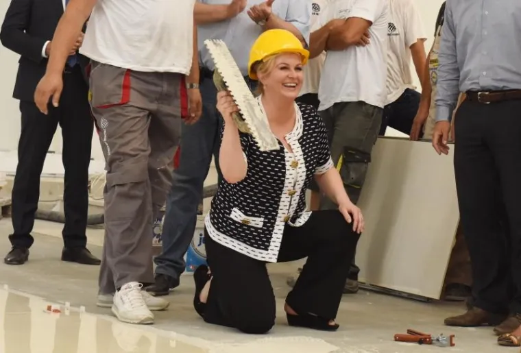 ZASUKALA RUKAVE: Predsjednica u kninskoj crkvi lijepila pločice
