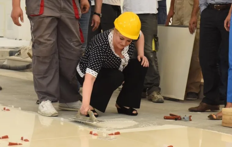 ZASUKALA RUKAVE: Predsjednica u kninskoj crkvi lijepila pločice