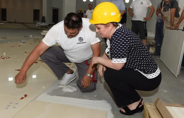 Pažljivo je pratila upute majstora i kasnije se sama okušala.