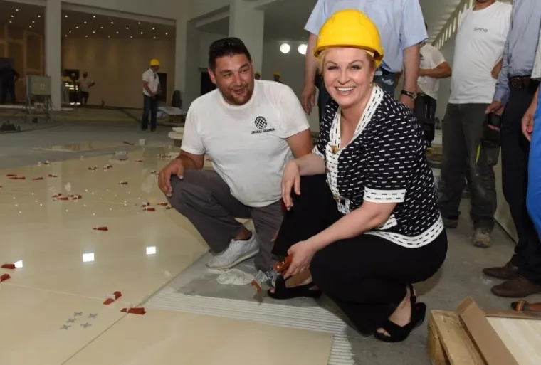 ZASUKALA RUKAVE: Predsjednica u kninskoj crkvi lijepila pločice