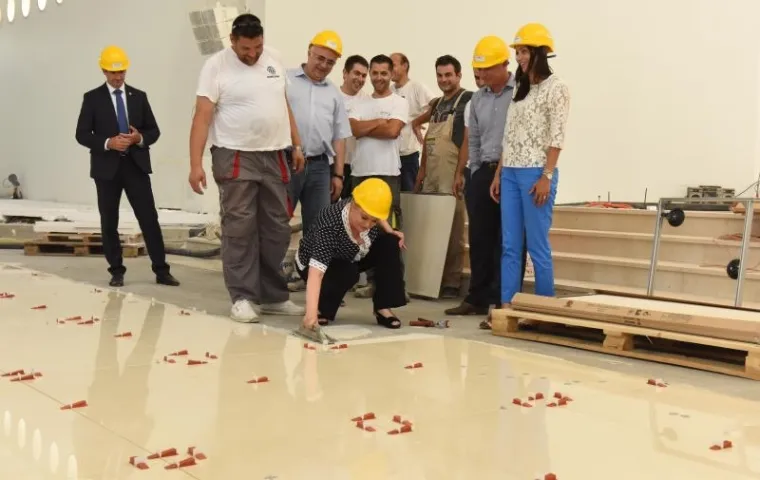 ZASUKALA RUKAVE: Predsjednica u kninskoj crkvi lijepila pločice