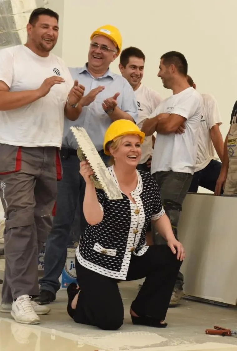 ZASUKALA RUKAVE: Predsjednica u kninskoj crkvi lijepila pločice