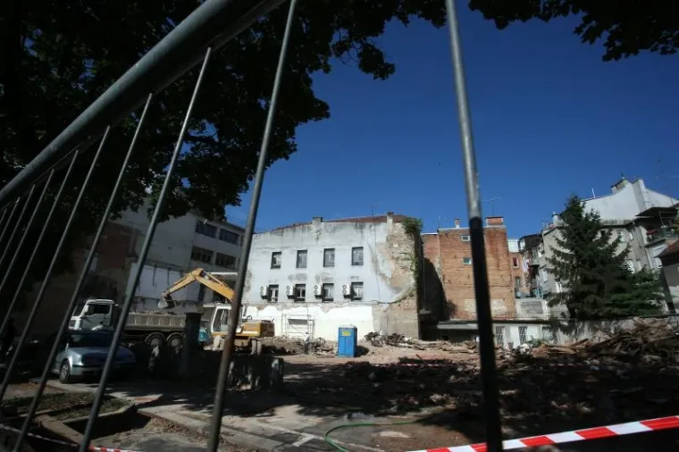 Na Trgu Francuske republike velikim gradjevinskim strojevima rusi se jedan dio tvornice Kamensko na mjestu koje bi trebala biti sagradjena stambena zgrada