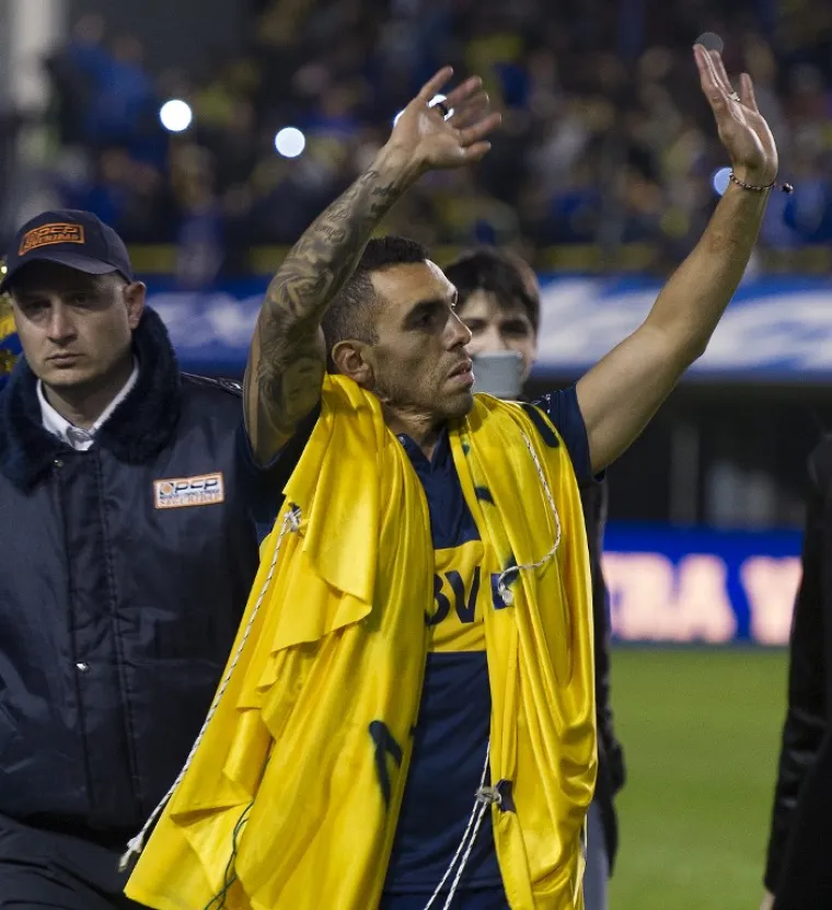 U noći na utorak Carlos Tevez spektakularno je predstavljen na kultnoj La Bomboneri pred 40 000 razdraganih navijača.