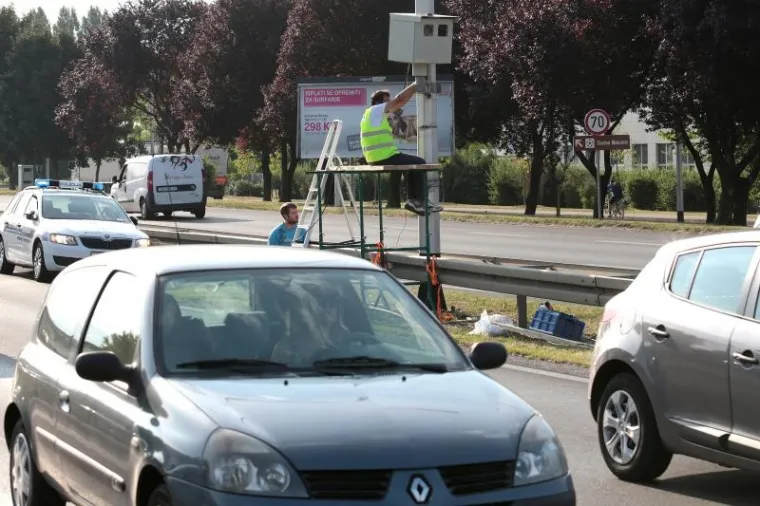 Fiksne kamere za nadzor prometa postavljaju se ovih dana po zagrebačkim prometnicama. Jedna od njih montirana je na Slavonskoj aveniji. Kamere su montirane i u nekim drugim hrvatskim gradovima.