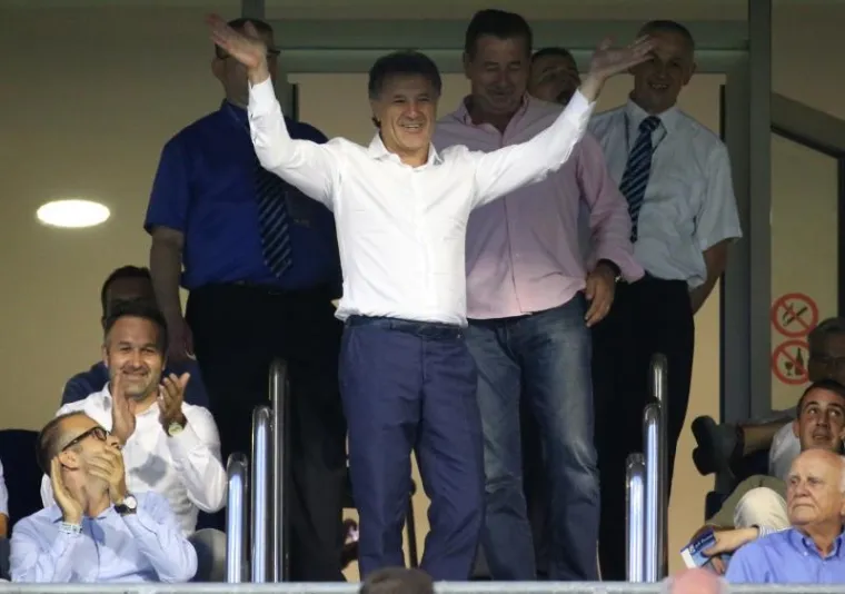 Zdravko Mamić je izašao iz pritvora i stigao u Maksimir na utakmicu između Dinama i Fole u 2. pretkolu Lige prvaka. Dok se na travnjaku vodila sportska bitka, jedan je dio BBB-ovaca ostao izvan stadiona, a drugi dio je vrijeđao Mamića s tribina.