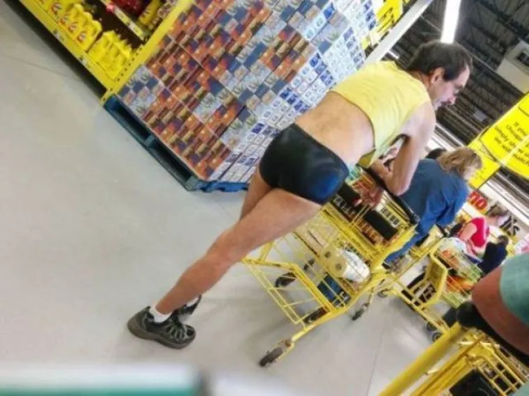 Modni trendovi dolaze i prolaze, ali za neke odjevne kombinacije izgleda da nikada ne postoji pravo vrijeme...