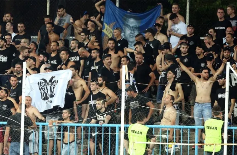 PAOK je u Zagrebu imao jaku navijačku podr&scaron;ku, među kojima su bili i pripadnici Grobara. Inače, navijači PAOK-a i Grobara imaju bratski odnos u navijačkom svijetu. Navijača PAOK-a u Zagrebu bilo je oko 300.