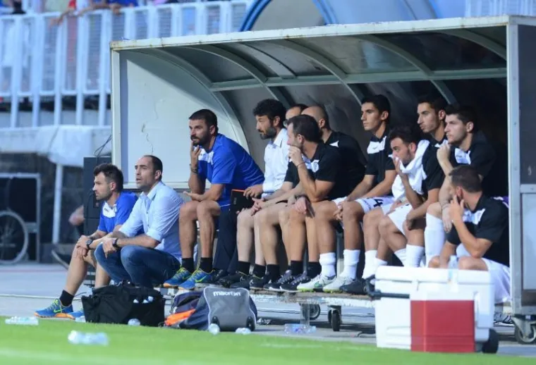 Grčki sastav utakmicu gleda u nevjerici.
