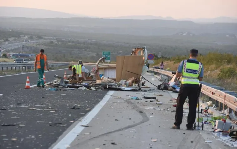 NESREĆA KOD PIROVCA: "Kamperica" uništena do neprepoznatljivosti, jedna osoba ozlijeđena