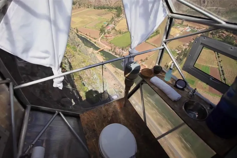 Toalet s pogledom na svetu dolinu.