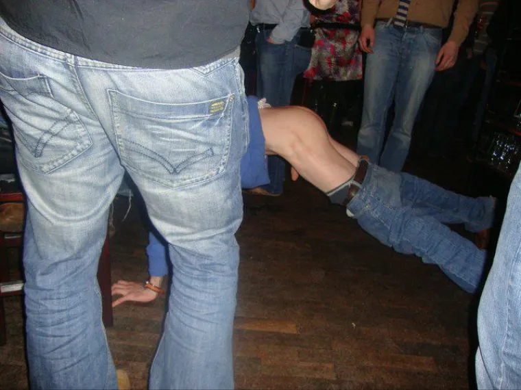 SEKS, DROGA, ALKOHOL I TRASH: Nova doza sramotnih i nevjerojatnih fotki iz noćnih klubova