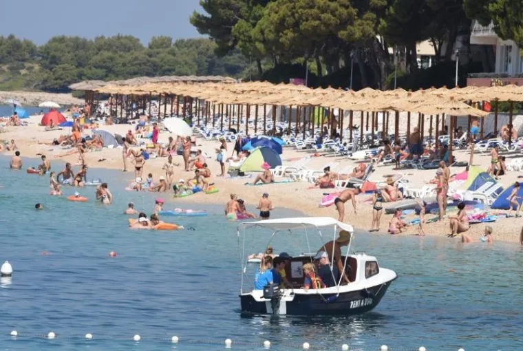 Dok je centar Zagreba bio pust, osvježen je se tražilo na gradskim kupali&scaron;tima,  palažama pa čak i nekim fontanama!