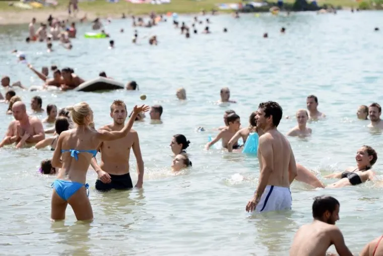 Dok je centar Zagreba bio pust, osvježen je se tražilo na gradskim kupali&scaron;tima,  palažama pa čak i nekim fontanama!