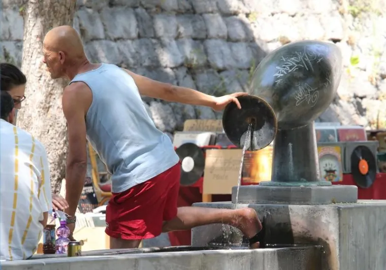 Dok je centar Zagreba bio pust, osvježen je se tražilo na gradskim kupali&scaron;tima,  palažama pa čak i nekim fontanama!