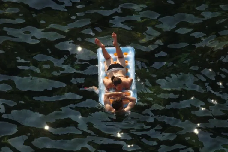 Dok je centar Zagreba bio pust, osvježen je se tražilo na gradskim kupali&scaron;tima,  palažama pa čak i nekim fontanama! Dok je centar Zagreba bio pust, osvježen je se tražilo na gradskim kupali&scaron;tima,  palažama pa čak i nekim fontanama!