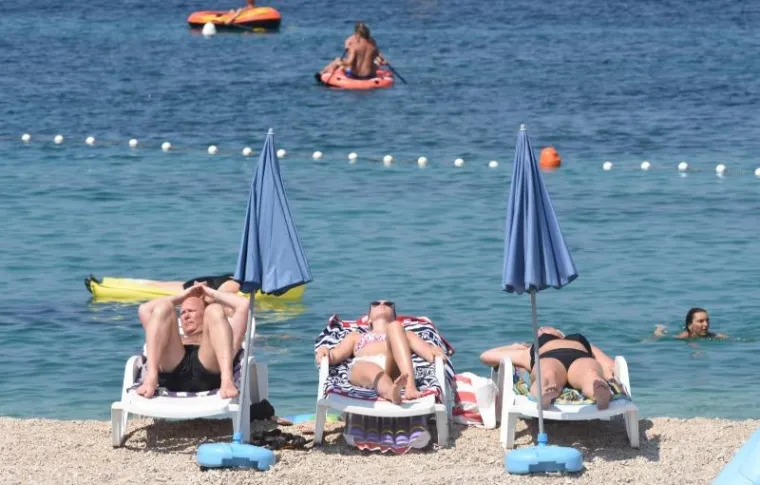 Dok je centar Zagreba bio pust, osvježen je se tražilo na gradskim kupali&scaron;tima,  palažama pa čak i nekim fontanama!