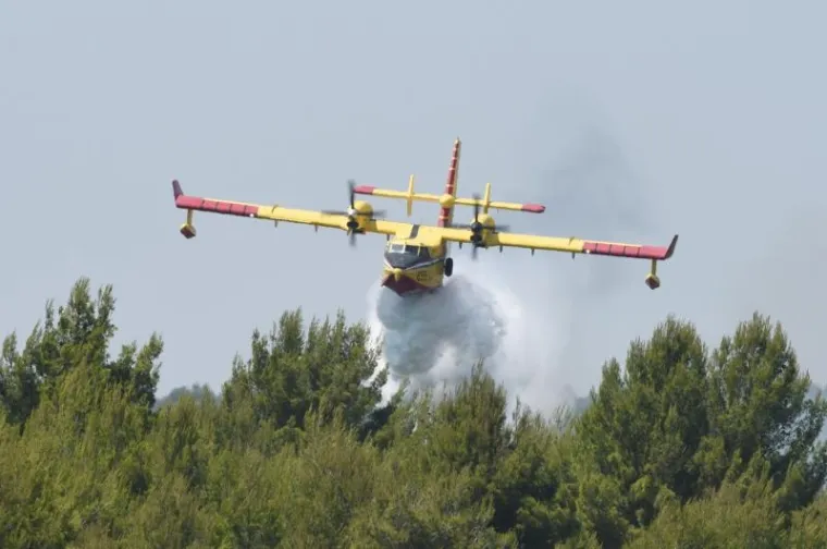 Gašenje požara pokraj pruge u Perkoviću