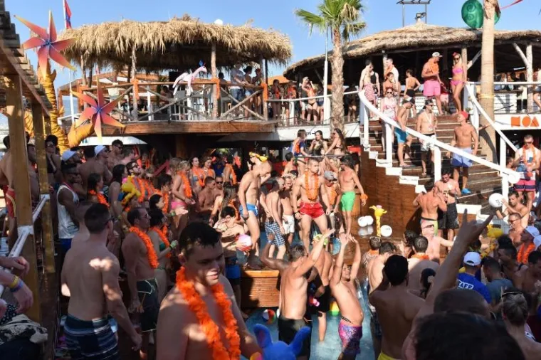 Na Zrću zabavama nema kraja, tek se katkad napravi pauza za odmor u hladu.