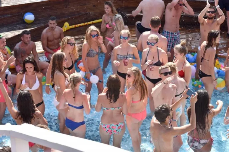 Na Zrću zabavama nema kraja, tek se katkad napravi pauza za odmor u hladu.