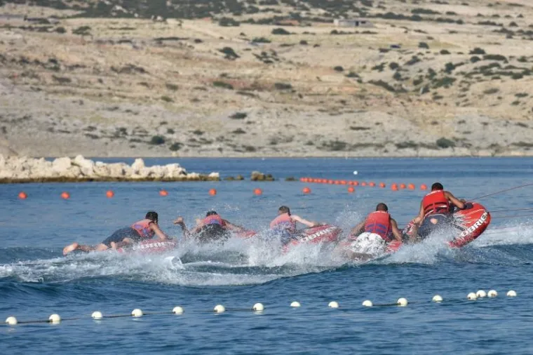 Na Zrću zabavama nema kraja, a oni hrabri vrijeme krate adrenalinskim sportovima.