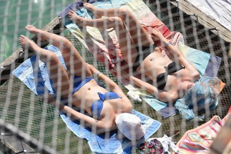 Na Zrću zabavama nema kraja, tek se katkad napravi pauza za odmor u hladu.