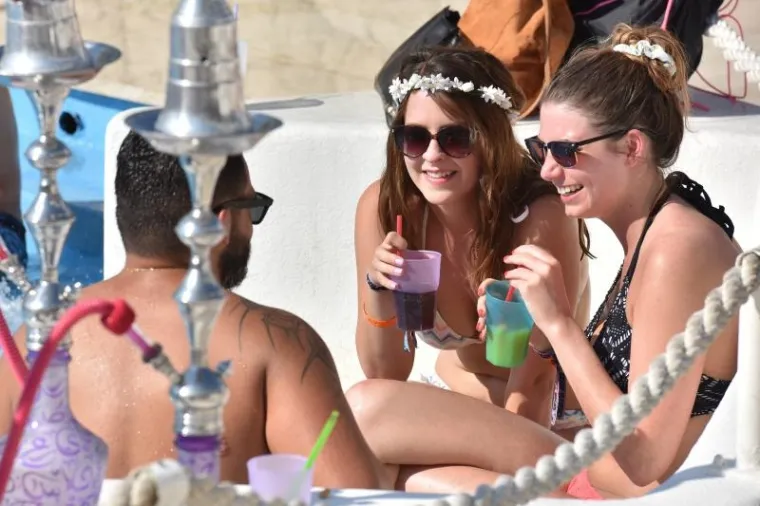 Na Zrću zabavama nema kraja, tek se katkad napravi pauza za odmor u hladu.