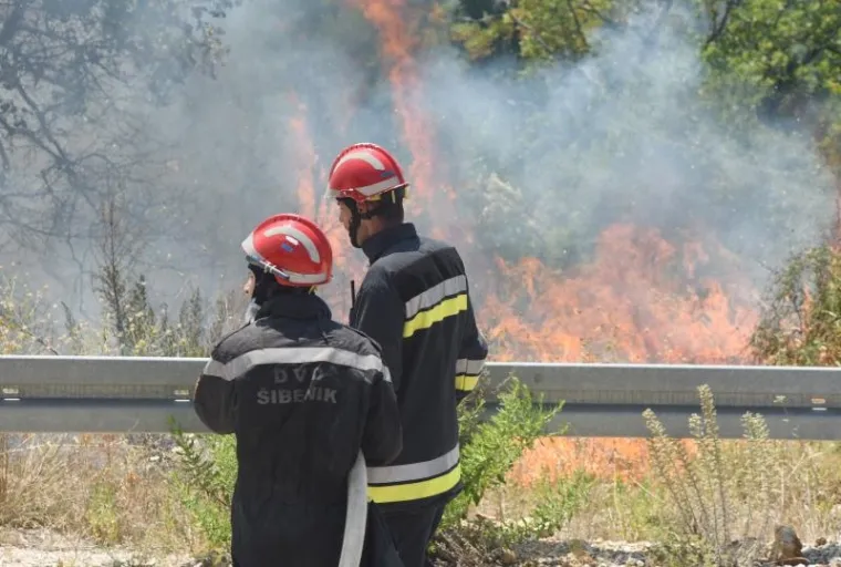 Zbog požara kod Perkovića zatvorena pruga, cesta i ulaz na A1