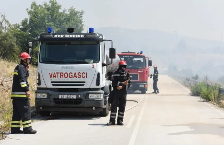 Zbog požara kod Perkovića zatvorena pruga, cesta i ulaz na A1