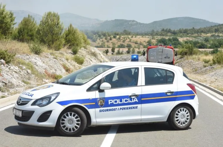 Zbog požara kod Perkovića zatvorena pruga, cesta i ulaz na A1