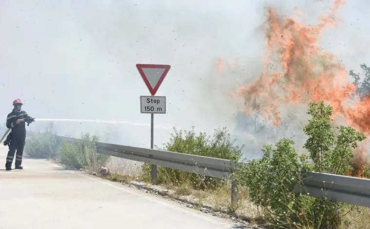 Zbog požara kod Perkovića zatvorena pruga, cesta i ulaz na A1