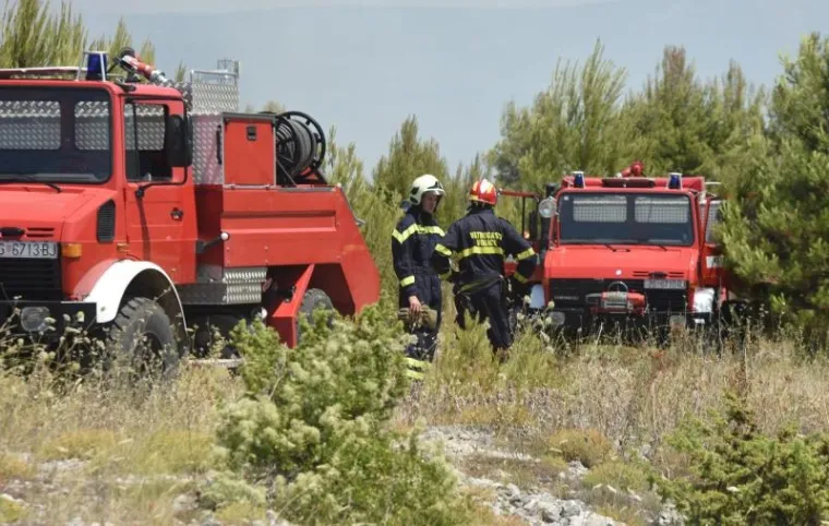 Zbog požara kod Perkovića zatvorena pruga, cesta i ulaz na A1