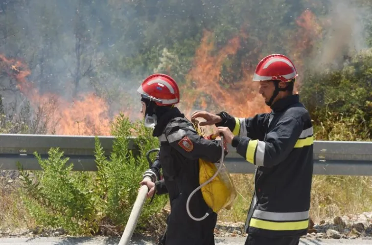 Zbog požara kod Perkovića zatvorena pruga, cesta i ulaz na A1