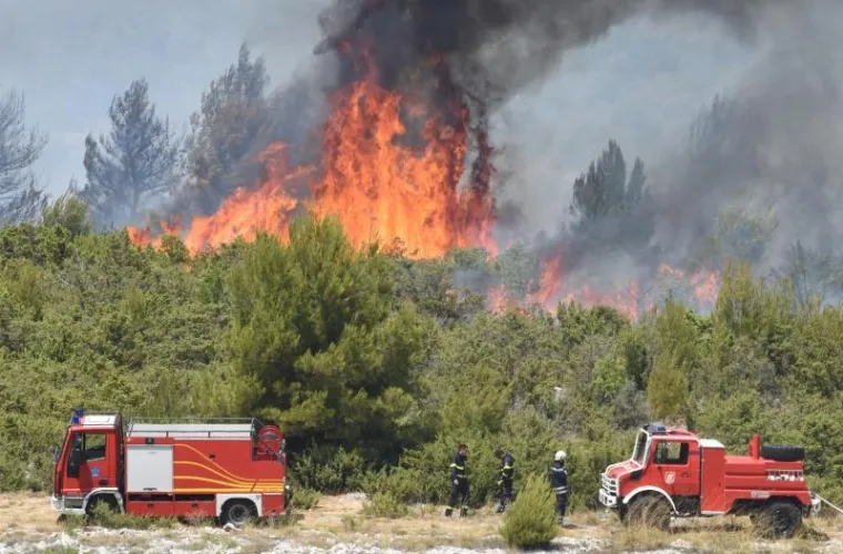 Zbog požara kod Perkovića zatvorena pruga, cesta i ulaz na A1