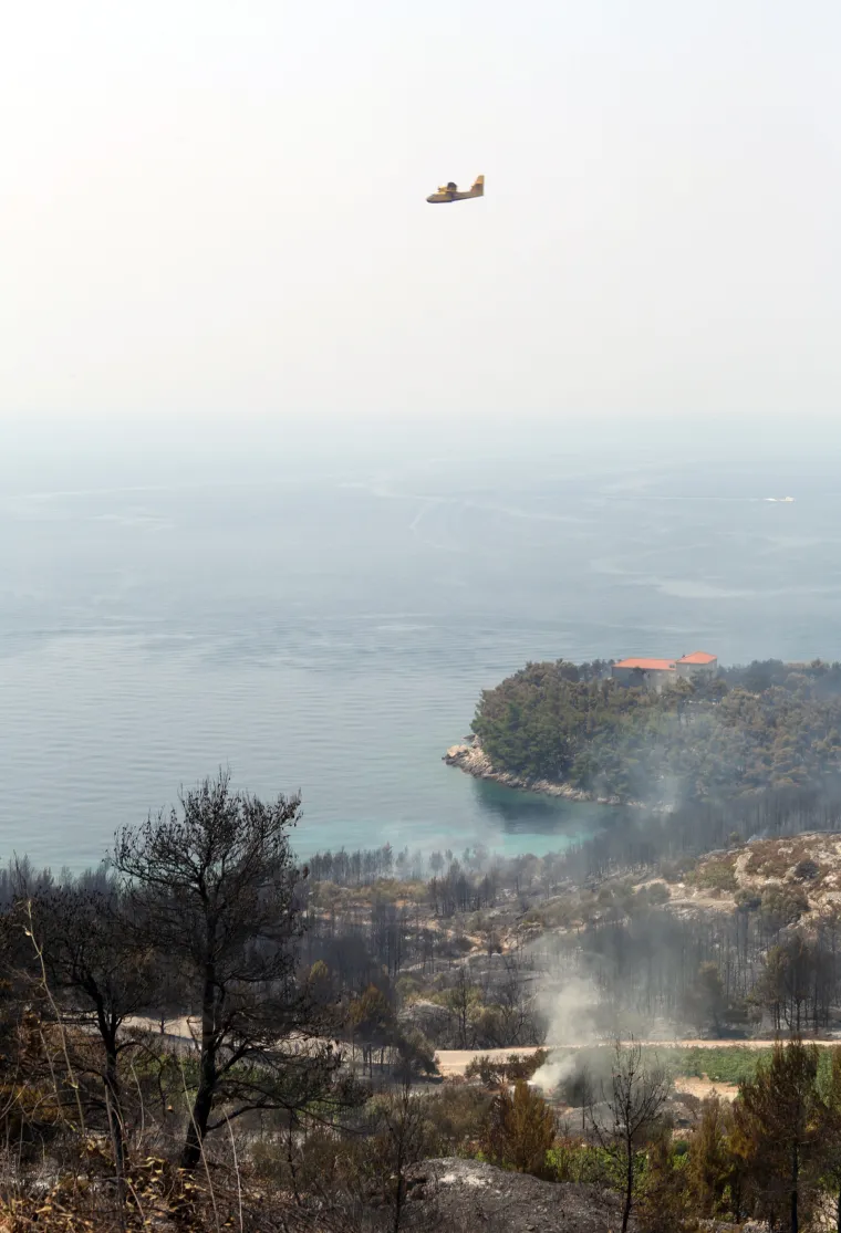 Požari obilježili početak tjedna: gorjelo na Korčuli i Pelje&scaron;cu, vatrogasci ulagali nadljudske napore