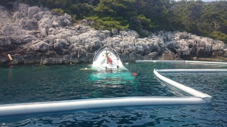 U Saplunari se nasukala kočarica, kapetan i posada zaspali