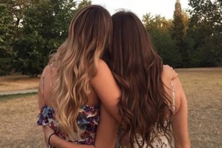 Cure su htjele da  se slika fotošopira kako bi izgledala kao da su slikane na plaži.